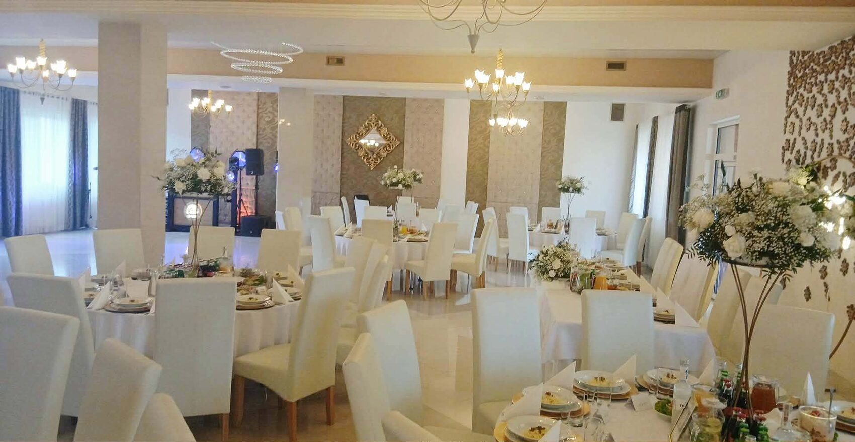 Elegancko przygotowana sala na przyjęcie